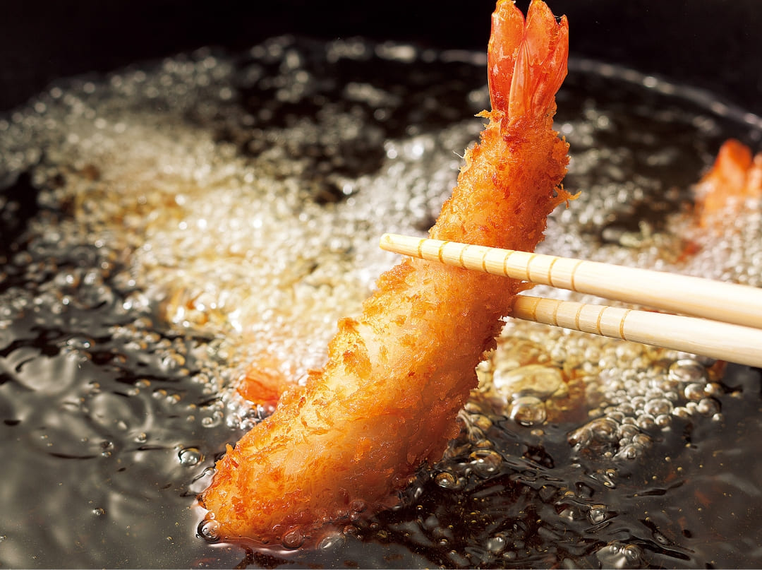 たっぷりの油を使って揚げ、油の温度をキープするのがコツ。